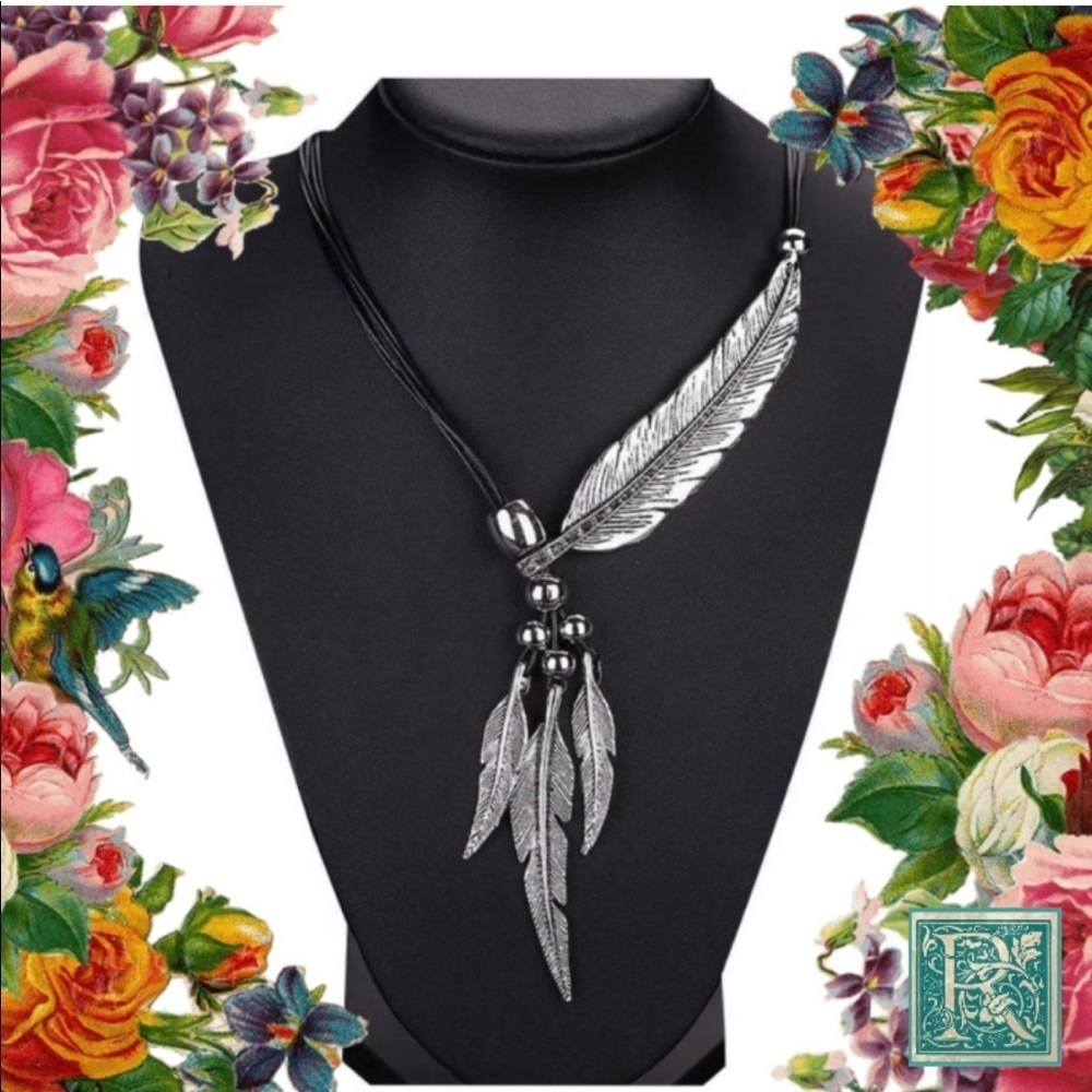 NWOT Silver tone feather necklace​